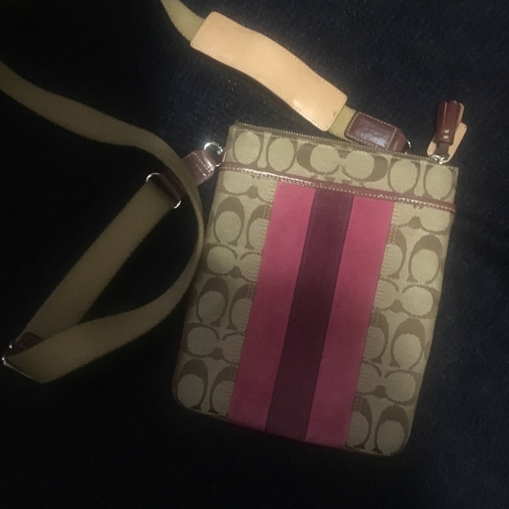 COACH signature crossbody suede swingpack - Picture 4 of 8